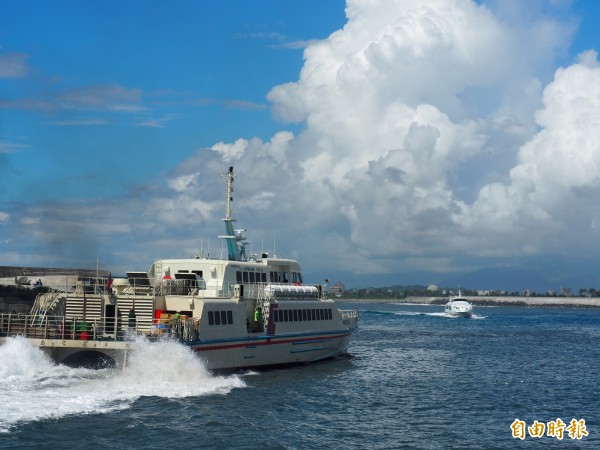 綠島交通船進入富岡漁港。（資料照）