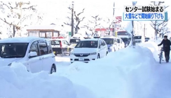 日本街道被積雪覆蓋,路面結冰。(圖翻攝自NHK)