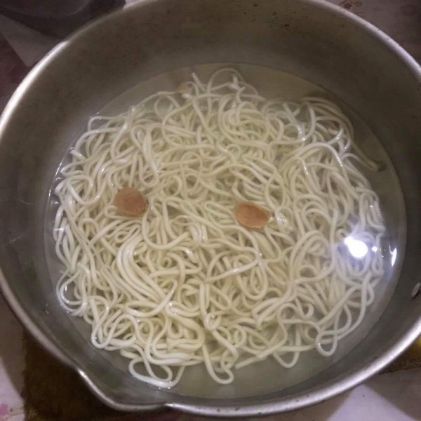 未料拆封後發現裡面附的鮑魚超迷你,對此泡麵廠商解釋,鮑魚是來自南非,加工後會縮小一些,主要想強調野生的口感。(圖擷自爆廢公社)