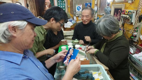 方老闆仍興奮地說著店裡當年生意興隆的樣子,連方太太都要進入暗房協助沖洗放相。(南藝大提供)