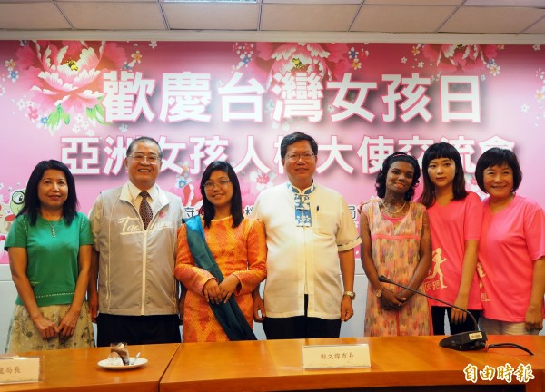 來自菲律賓、印度及我國的亞洲女孩人權大使造訪市府,和桃園市長鄭文燦交流。(記者陳昀攝)