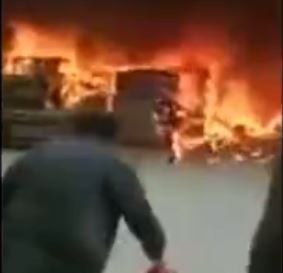 周圍的同事見狀，趕緊衝上前拿滅火器滅火。（圖片取自網路）