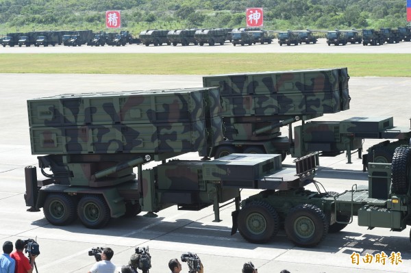 官員透露,機動化岸置雄風飛彈對敵軍來犯船團具有相當大的威脅性。圖為雄風飛彈發射車。(資料照)