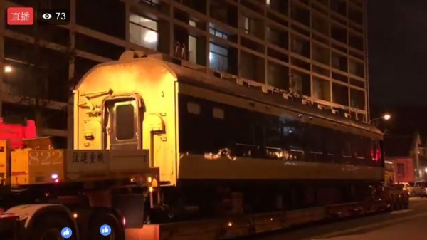 日本JR東日本旅客鐵道公司日前宣布,將捐贈世界最早臥鋪電車583系2節車廂給正在籌備中的台北機廠鐵道博物館,今凌晨車廂運抵台北機廠。(圖擷自《台灣鐵道路透社》臉書)
