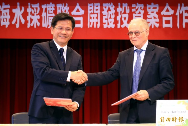 林佳龍(左)日前與德國哈利霍夫曼諮詢公司總裁哈利霍夫曼簽訂合作備忘錄。(資料照)