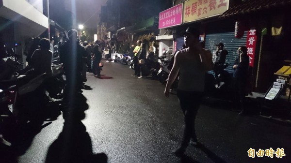 台北市八德路三段及市民大道四段一帶，今晚約2223戶停電，台電說，主因是線路跳脫，已修復並恢復供電。（即時新聞攝）