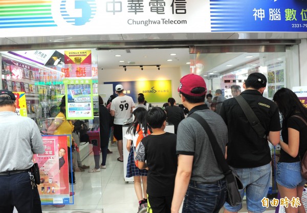 499吃到飽資費之亂未歇,圖為中華電信特約門市大批民眾前來搶辦畫面。(資料照)