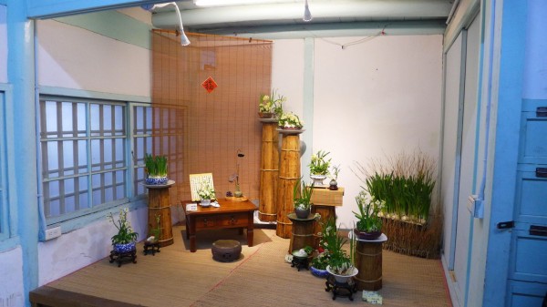 在百年老屋裡展出在地傳統技藝的水仙花雕創作，整體氛圍特別有意思！（圖片提供／臺南市月津水仙花協會）