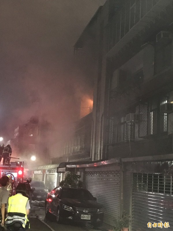北市東區商圈暗夜火警。(記者邱俊福攝)