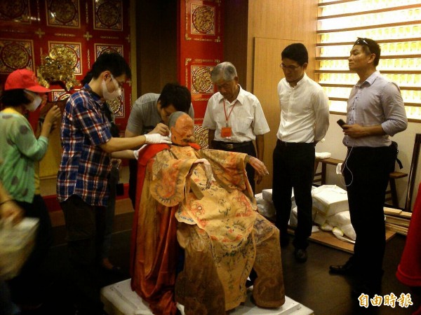 百年國寶大埤鄉大德村北極殿帝爺柯象金尊在2014年曾回鄉,地方信徒出動大批陣頭在斗南中興夜市廣場接駕。(資料照,記者黃淑莉攝)