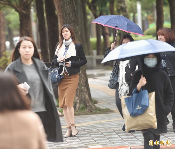 明日冷氣團稍減弱,氣溫略為回升,降雨方面因水氣仍偏多,除了北部、東半部仍有短暫雨之外,中南部地區也有局部短暫雨。(記者方賓照攝)