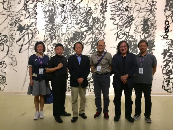 北市資訊局長李維斌、都發局長林洲民、文化局長鍾永豐、台北副市長林欽榮、產發局長林崇傑、北市府參議饒慶鈺，於深圳華僑城創意文化園留影。（圖：擷自林崇傑臉書）