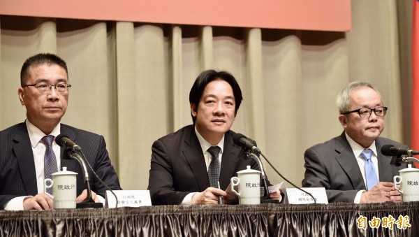 行政院長賴清德(中)12日上午在發言人徐國勇(左)等人陪同下親自召開記者會,宣布內閣改組名單,其中內政部長葉俊榮將轉任教育部長,發言人徐國勇轉任內政部長。(記者羅沛德攝)