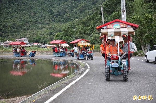 乘著由鐵牛車和人力車組合改造的「鐵牛力阿卡」，遊覽農村風光，認識內城社區的農村故事。（記者沈昱嘉攝）