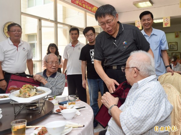 台北市長柯文哲（右二）在中秋節前夕，走訪中山區八德路、如意等2處國軍單身退員宿舍，關懷退舍長者生活狀況。（記者簡榮豐攝）