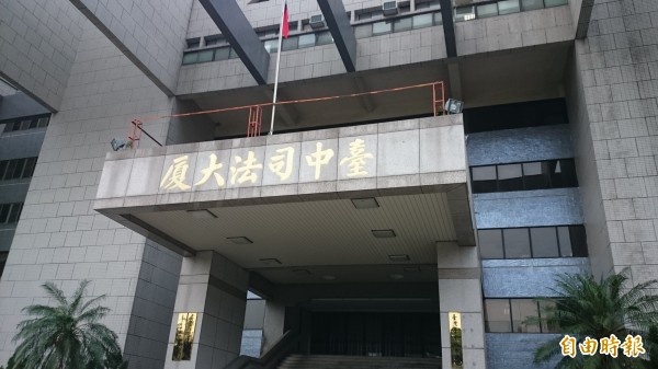 台中市有位陳姓女子在2016年間陪同父親前往醫院急診,但因療程問題與女護理師起了口角,結果陳女一氣之下打了女護理師一巴掌;台中地方法院依違反《醫療法》判陳女拘役55日,得易科罰金5.5萬元,緩刑2年。(資料照) 台中市有位陳姓女子在2016年間陪同父親前往醫院急診,但因療程問題與女護理師起了口角,結果陳女一氣之下打了女護理師一巴掌;台中地方法院依違反《醫療法》判陳女拘役55日,得易科罰金5.5萬元,緩刑2年。(資料照)