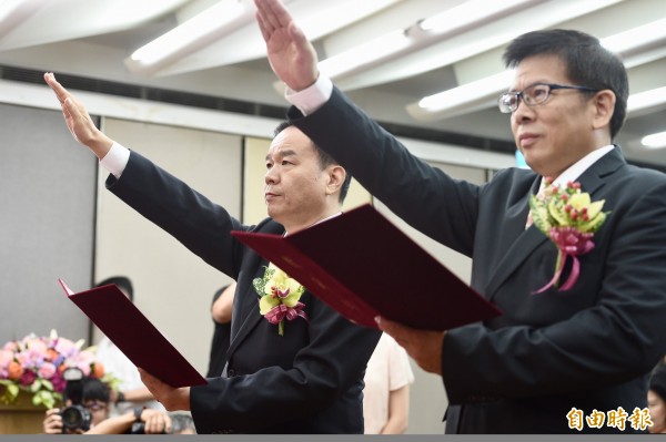 教育部今舉行國立大學卸新任校長聯合交接暨致送續任校長聘書典禮,新任國立金門大學校長陳建民(右)、新任國立體育大學校長邱炳坤(左)宣誓就職。(記者羅沛德攝)