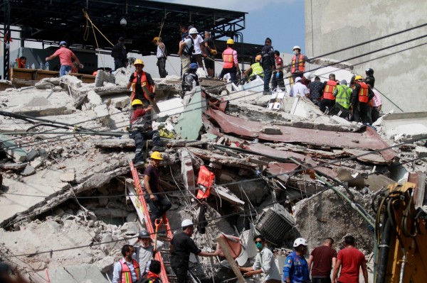 墨西哥強震造成許多建築受損甚至倒塌，有專家指出，墨西哥位於北美洲板塊與科科斯板塊上，加上墨西哥市的地質構造脆弱，底層土壤鬆軟潮濕又容易液化，強震一搖就易造成建物倒塌。（法新社）