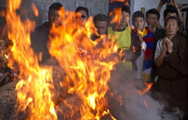 西藏又傳自焚抗議事件,圖為過去一名自焚藏人身亡後,火化葬禮現場。(美聯社)