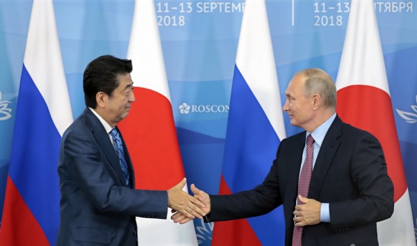 俄羅斯總統普廷(右)12日在海參威舉行的東方經濟論壇上,突然向日本首相安倍晉三(左)拋出今年內締結日俄和平條約的提案。(歐新社)