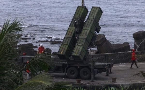 軍方在成功基翬漁港碼頭堤防架設天弓二型飛彈的發射載具。(民眾提供)