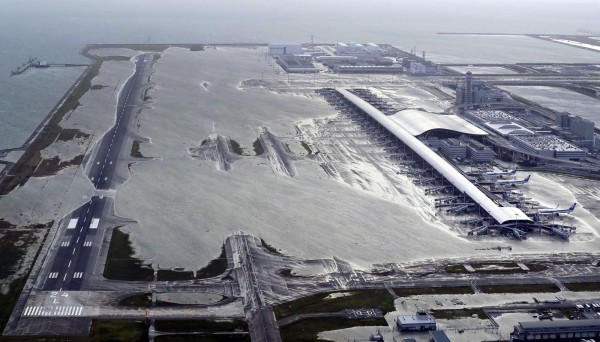 燕子颱風襲日,造成關西國際機場(圖)淹水關閉、航班大亂。(美聯社)