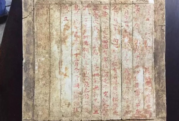 東莞市博物館文物科專家表示,棺木附近的碑文記載顯示,墓主很可能是一名僧人,葬於明代萬曆年間,享年36歲。(圖截自中國網路)