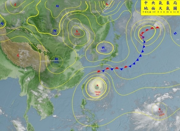 中颱「潭美」將在今（28日）晚至明晨最接近台灣，關島東南方的熱帶性低氣壓（右下角）最快將於週六生成第25號颱風「康芮」。（圖擷取自中央氣象局）