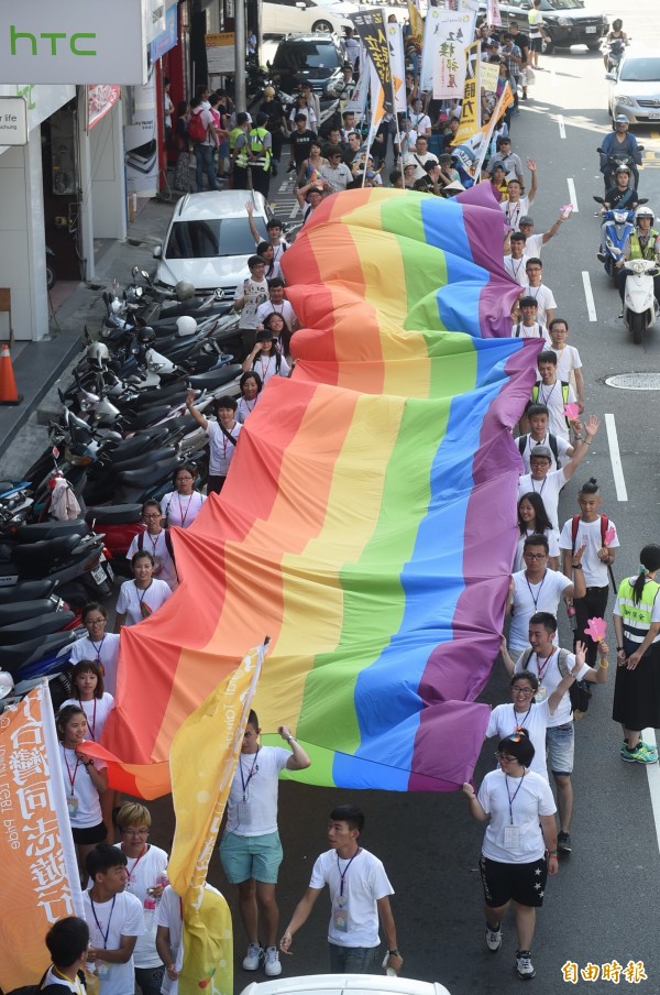 台中市政府22日宣布,台中市性平會提案通過「多元性傾向矯正治療違法」,並決議建議行政院衛福部將迴轉治療列為不得執行的醫療行為。圖為2015年台中市同志遊行活動,(資料照,記者廖耀東攝)