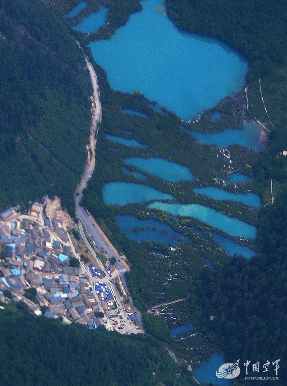 中國空軍發布九寨溝強震後山川照片。(圖擷取自中國空軍網)