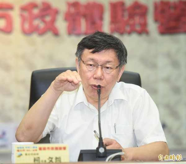 台北市教育局举办「嗡嗡嗡市政小蜜蜂--暑期市政体验营」,今天(2日)在市府举行开幕式,市长柯文哲应邀出席,并回答学生及媒体记者提问。(记者方宾照摄)