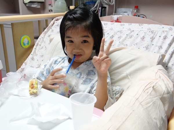 在永康維冠大樓受困61小時的8歲林素琴小妹妹,獲救後最希望喝到思樂冰,遭逢大難卻不失童稚讓人心疼,被暱稱為「思樂冰女孩」。(奇美醫院提供)