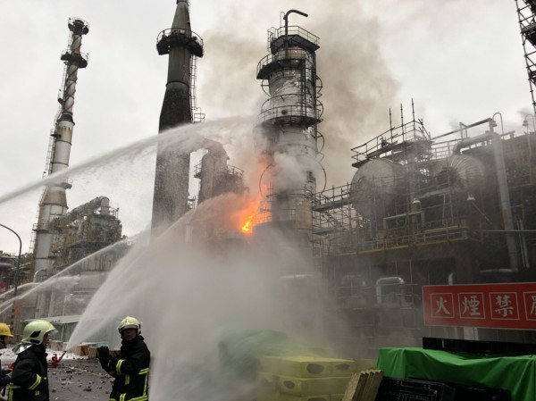 中油桃園煉油廠爆炸，消防人員射水降溫、泡沬滅火。（桃園市消防局提供）