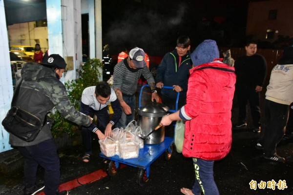 宮廟人員帶著熱湯與炒麵，來至雲門翠堤大樓災區發送，慰勞搜救人員。（記者張議晨攝）