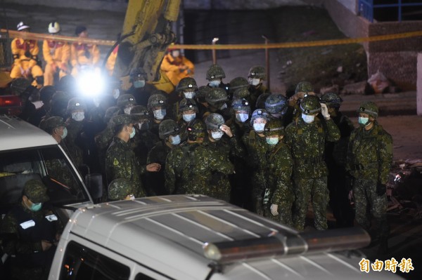 雲門翠堤大樓還有4大1小中國旅客受困,國軍、救護車都在一旁待命。(記者簡榮豐攝)