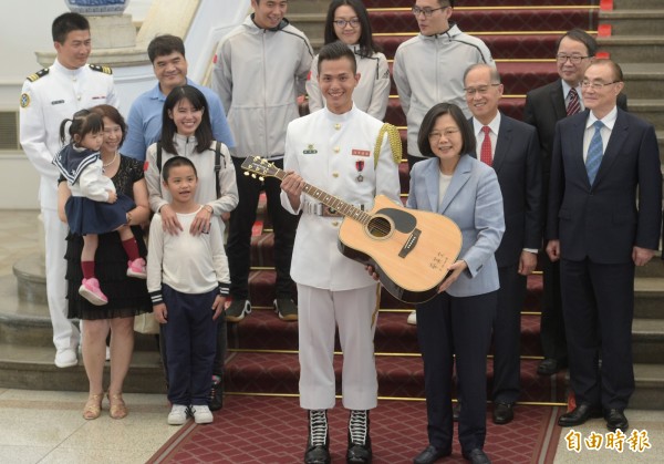 勇奪世界儀隊錦標賽第四名與特別獎的海軍儀隊上兵蘇祈麟,接受總統蔡英文致贈的吉他。(資料照)