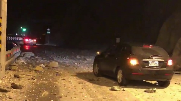 地震導致道路發生落石。(資料照,記者王錦義翻攝)