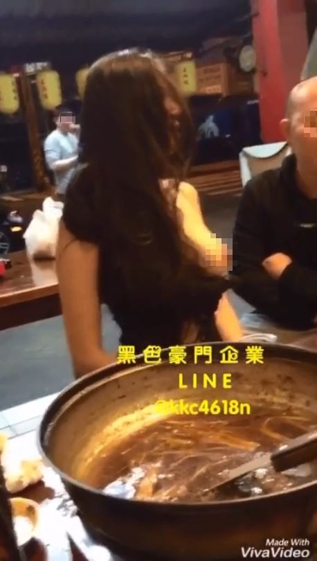 有網友分享一段在台北市薑母鴨店的用餐畫面，畫面中只見一名女子只穿內衣，之後更突然露出左乳，引發網友議論。（圖擷自《黑色豪門企業》臉書）