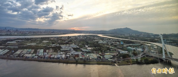 台北市政府即將開發禁建近50年的社子島,在本週末舉行的開發方案投票中,由「生態社子島」勝出。圖為社子島鳥瞰圖。(記者劉信德攝)