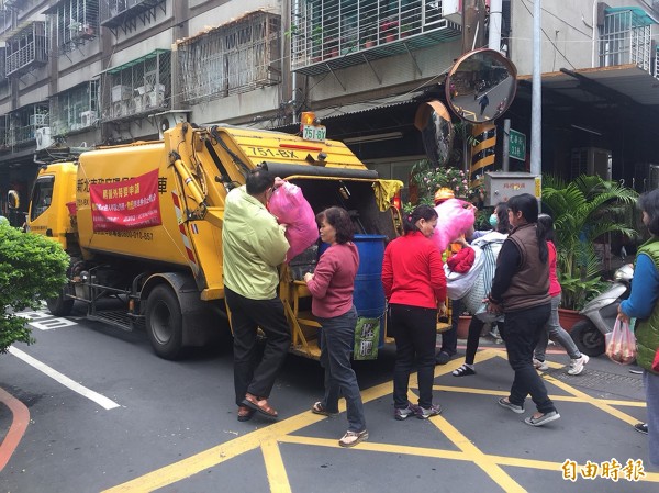 瑪莉亞颱風過境,基隆今天加收垃圾。圖為新北市收垃圾。(資料照)