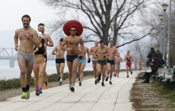 塞爾維亞昨日在3度的低溫下舉辦「內衣路跑」，跑者只要沿著多瑙河畔跑完1.6公里，就能抵達終點。（歐新社）