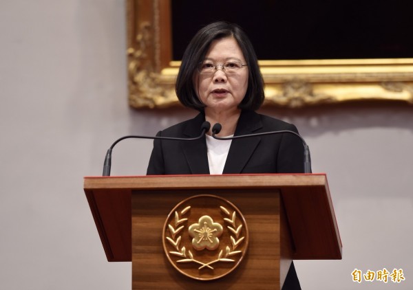 總統蔡英文表示,身為執政者,面對越困難的問題,越要有承擔的勇氣。(記者簡榮豐攝)