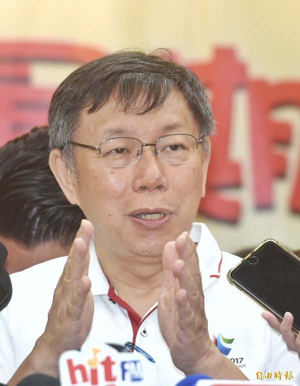 台北市長柯文哲17日出席「嗡嗡嗡市政小蜜蜂--暑期市政體驗營第三梯次開幕式」,會後接受媒體採訪。(記者方賓照攝)