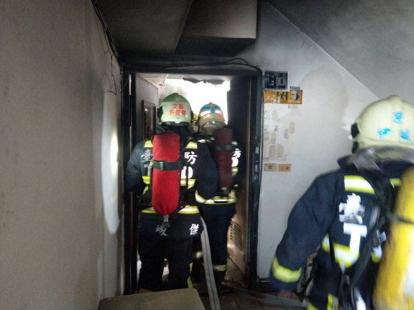 消防員雖很快撲滅火警,卻發現2人陳屍屋內。(記者張瑞楨翻攝)