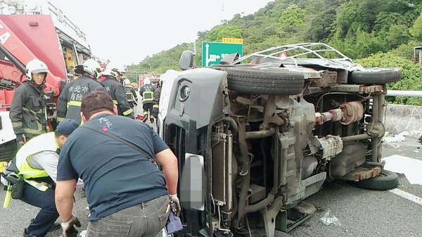 國道3號福爾摩沙高速公路北上52K處,今天中午12點52分傳出緊急救援,消防單位到場,發現一輛小貨車自撞翻覆。(圖由民眾提供)