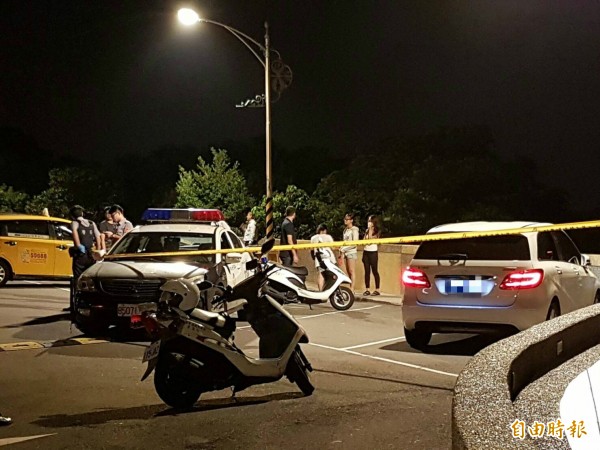 中和烘爐地驚傳母攜2幼子,在賓士車上燒炭亡。(記者徐聖倫攝)