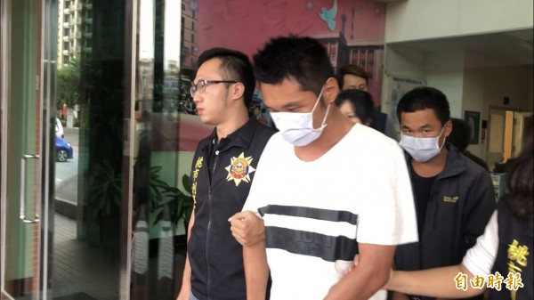 桃園市34歲及32歲施姓兄弟檔及35歲陳姓男子昨晚烤肉時不滿被鄰居的沖天炮射到，雙方酒後引發口角，竟涉嫌圍毆34歲王姓男子致死。圖為涉嫌打死人的35歲陳姓男子（前著白衣、戴口罩者）及34歲施姓男子（後著黑衣、戴口罩者）。（記者魏瑾筠攝）