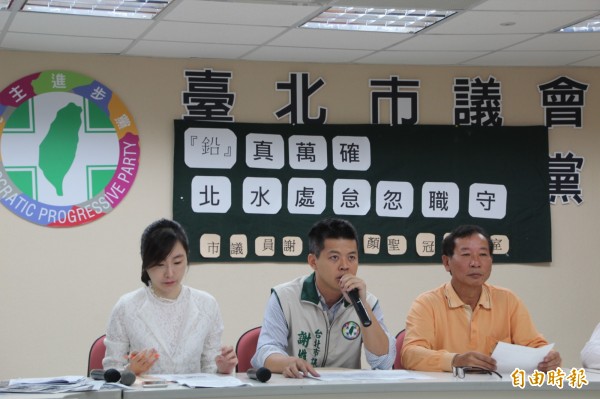 市議員謝維洲(圖中)今於臉書公布北市605處設置鉛水管的路段,結果全台北市共有12處鉛管超過1公里。(記者鍾泓良攝)