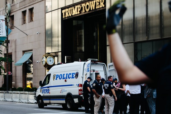 昨紐約警方接獲一通電話，稱紐約市中心的川普大樓外將有自殺炸彈客引爆炸彈，經證實後為惡作劇電話。（歐新社）
