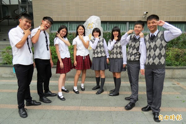 台中新民高中冬季制服是少見的薰衣草色，學生自豪穿的是品味、是時尚。（記者蘇孟娟攝）
